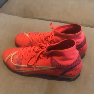 Nike Mercurial - Sköna och bra skick! Kan utvecklas snabbt som fotbollsspelare och gör dig bättre genom skott pass och dribbla t.e.x. De är för små på mig så det är därför jag säljer dem.