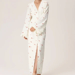 Adoore klänning - Säljer denna underbara populära klänning från Adoore som är helt slutsåld på hemsidan! Säljer pågrund av att den är något för liten för mig då jag vanligtvis är en 38! Enbart använd vid ett tillfälle därav i väldigt fint och bra skick❤️