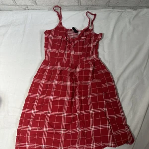 Picknick klänning - En jätte fin mini klänning från H&M! Köpt typ 2017 men fortfarande bra skick därmed den intr har varit använd, bara 2-4 gånger. V-ringad och kort fast flyger inte upp när det blåser! Tunn och skönt för den varma vädret! 💞💞