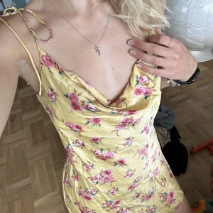 Blommig sommarklänning  - Nästan oanvänd sommarklänning från Zara. Lätt att knyta längden man vill ha på axlarna. 