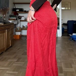 Röd långkjol - Röd långkjol med lite kortare framsida. Använd 2 gånger, nypris 600kr