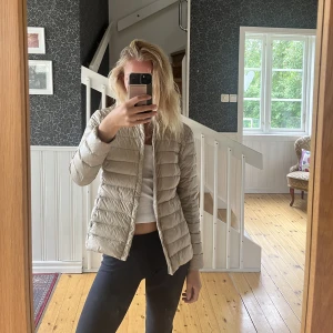 beige dunjacka från h m med knappar - beige dunjacka från h m med knappar💕😍