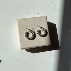 Örhängen - Jag tänkte kolla om det är någon som är intresserad av dessa jätte fina örhängena!😻 aldrig använda och väldigt fint skick🙌🏽💕 kontakta mig vid intresse