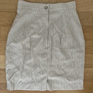 Tight pennkjol  - Söt vintage-kjol som sitter så smickrande. Slutar strax ovanför knäna!