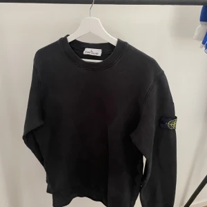 Stone island sweatshirt - Mycket fin stone island tröja. Passar bra att styla till mycket. Kom gärna med prisförslag så diskuteras det. Skick: 8/10