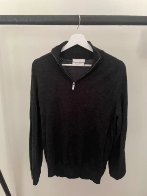 Bruun & Stengarde  - Skön half zip, väldigt stretchig. Passar till det mesta! Skick: 9/10