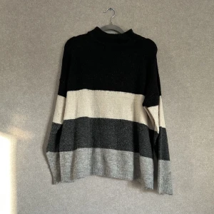 stickad tröja - stickad tröja med flera färger. välanvänd och är lite smått nopprig på vissa ställen. inget som riktigt syns dock.