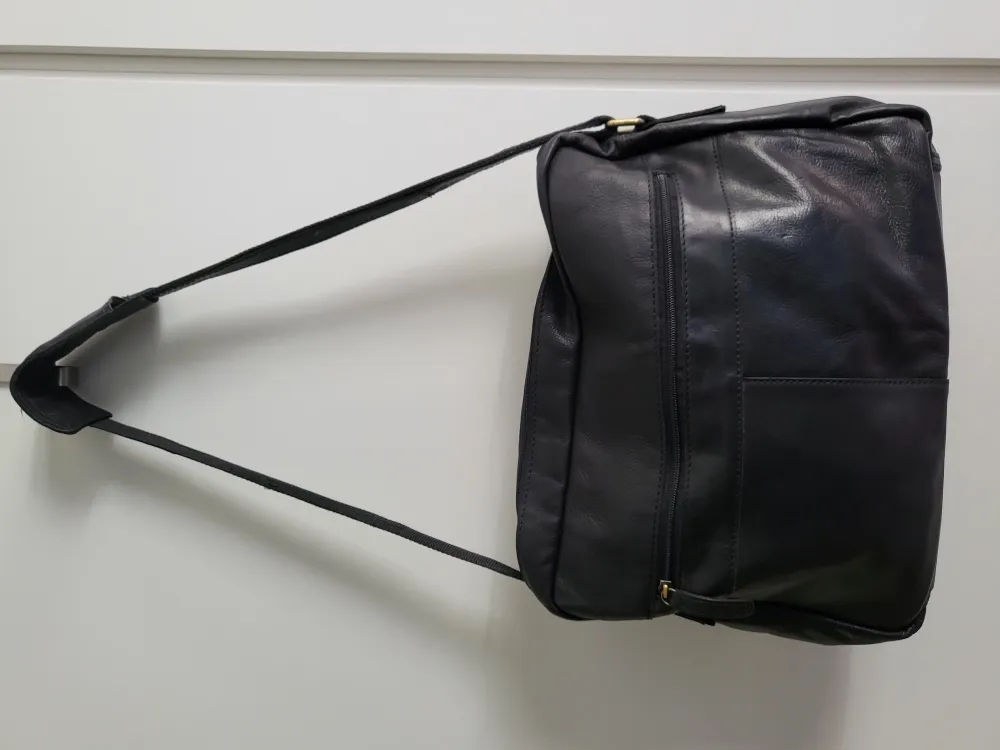 Läderväska 4 fack in och 3 på utsidan. Datorfack 30× 40cm. Väskor.