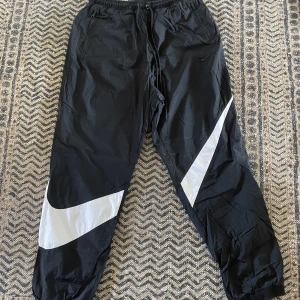 Nike Trackpants - Storlek: L (M), från Nike, använda men i bra skick. Muddade vid anklarna.