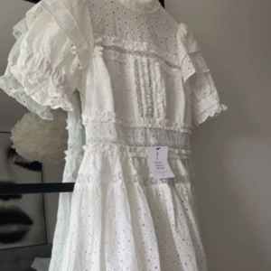 By Malina klänning - En såå fin By Malina klänning som är andvänd 2 gånger och i jättefint skick. Köpt förra sommaren för 3000kr.