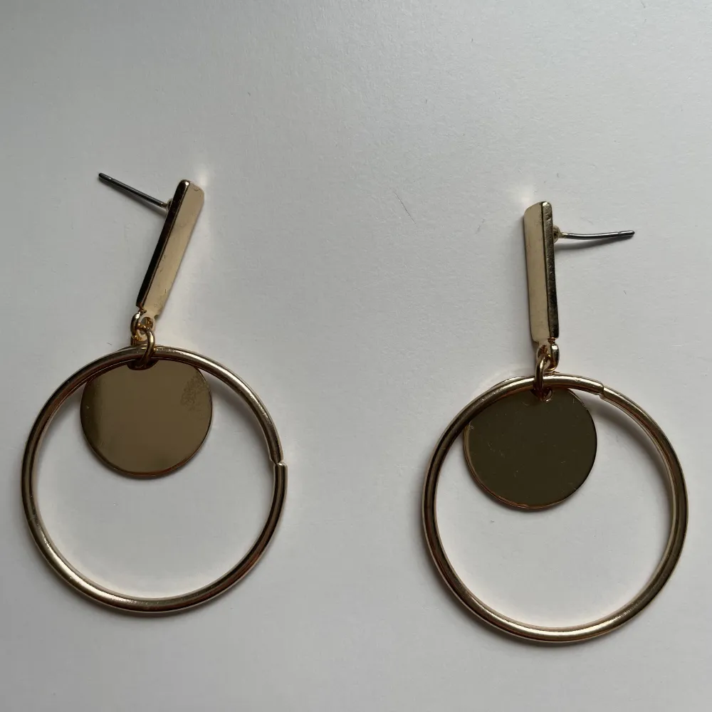 Ett par guld örhängen som har ansvönda cirka 4 gånger men ser helt nya ut.. Accessoarer.