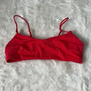 Röd bikini överdel. Bortklippt lapp. Bra skick. Ingen vaddering men finns ficka för det.