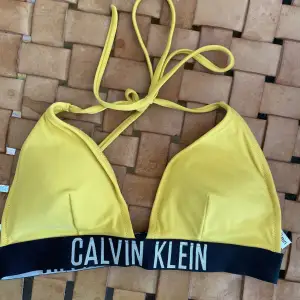 Bikiniöverdel från Calvin Klein. Storlek S. (Har blivit sydd, se bild 2). 