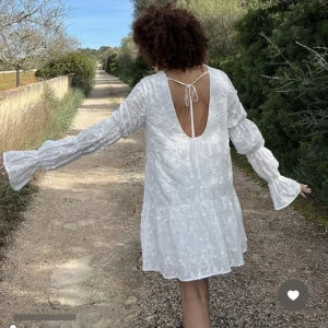 Vit klänning - Säljer denna fina klänning som bara är använd en gång! Storlek 36. Bra skick