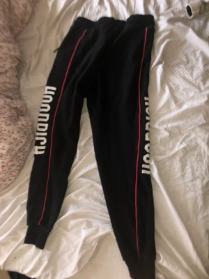 Hoodrich byxor svart/röd (Södertälje) - OBS!! För att jag ska frakta så behöver swishen komma (svart) för min bank id strular mycket Säljer hoodrich byxor står ej för frakten om det ska fraktas. Köpte dom för några månader sedan men har knappt använt dom eftersom det ej passar mig. 