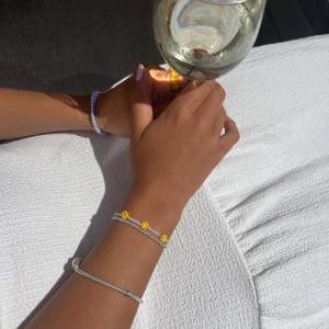 Handgjorda armband  Beställ i valfri färg och design🌸  Pris frpn 40-70kr Frakt 16kr Swish   Instagram A.N smycken