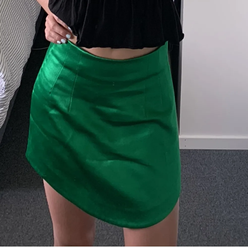 supersöt grön glansig kjol från zara! köpte för två år sedan men använd fåtal gånger. Kjolen är inte stretchig men den har en dragkedja på sidan. Storlek S och midjemått 72cm🤍🤍🤍. Kjolar.