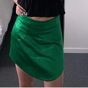 supersöt grön glansig kjol från zara! köpte för två år sedan men använd fåtal gånger. Kjolen är inte stretchig men den har en dragkedja på sidan. Storlek S och midjemått 72cm🤍🤍🤍