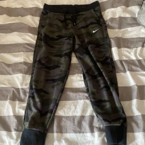 Nike byxor  - Fina byxor från Nike, aldrig använda då dom va försmå redan när ja fick som