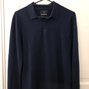 Långärmad piké - Marinblå Långärmad Riley piké. Bra skick, inga fläckar eller dylikt. (Liten i storleken)