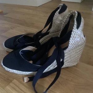 Espadrillos kilklack - Superfina espadrillos med kilklack från Castaner. Långa snören, nypris är ca 1200kr, de är i fint skick! <3 🌸