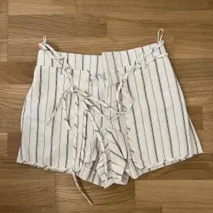 Somriga shorts från Zara i skönt material. Endast använd ett fåtal gånger och har inga defekter🩵
