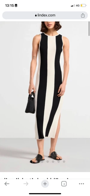 Ribbstickad klänning  - Använd en gång, köpt för 499kr