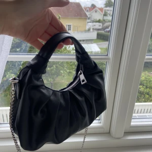 Väska  - Jätte fin väska från nunoo. Köpte för ca 1 år sen och är använd varsamt. 