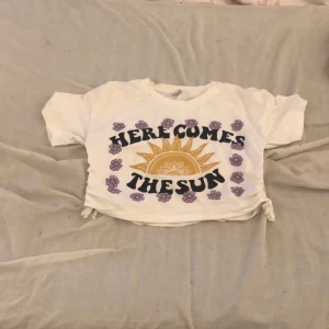 Barn t-shirt  - Helt okej skick en ful fläck på den men ska försöka ta bort den 