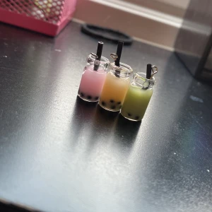 Boba drinkar  - Boba drinkar man kan ha som örhängen 3kr st