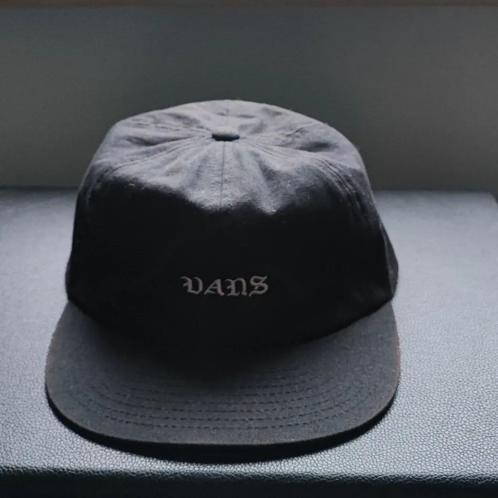 Adjustible Vans keps utan struktur och lite kurvad skärm. Priset kan diskuteras. Muu.