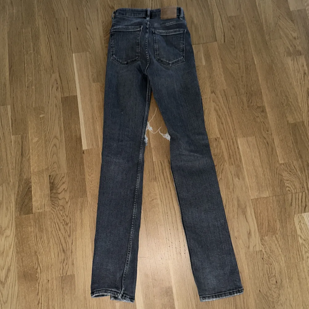 Gråa high waist jeans från Zara med en slits längst ner. De är i bra skick och är i storlek 32.. Jeans & Byxor.