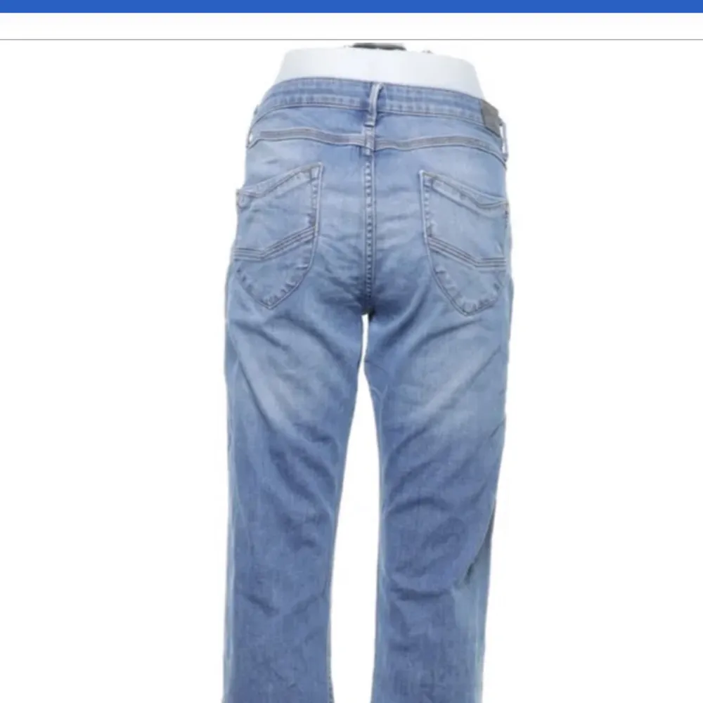 SÅÅ snygga lågmidjade bootcut jeans från Cross Jeans-  säljer pga att de är för stora och för långa. Jeans & Byxor.