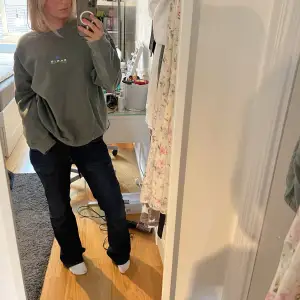 Supersnygg grå sweatshirt med ett litet tryck framtill. Passar mig med S/M i storlek och lite lite oversized på mig. 