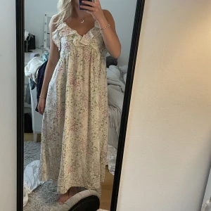 Blommig klänning - Säljer denna söta klänning från hm då den inte kommit till användning❤️