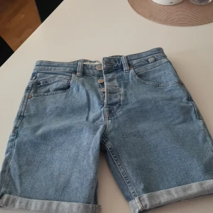 kläder - Säljer mina shorts storlek 28 helt nya använda bara 1 gång. 