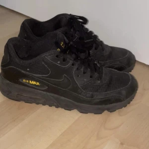 Nike skor - Säljer dessa Nike skor i storleken 36,5. Köpta på JD. 