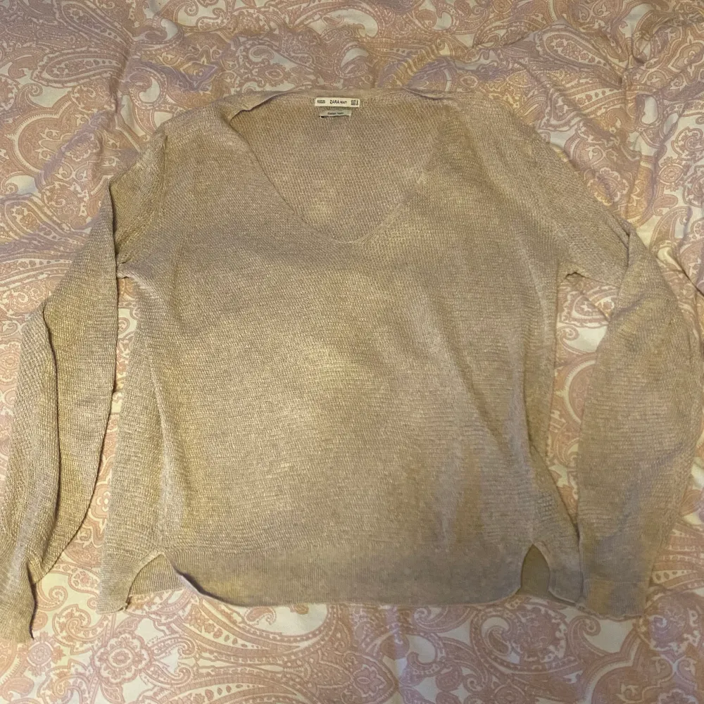 Säljer denna sjukt snygga ”tröja” som man kan t.ex sätta över ett linne, eftersom den är lite genomskinlig. Man kan ha den hur man vill dock😁jag säljer den eftersom jag inte fått andvändning av den.❤️💕💗(köparen står för frakten). Stickat.