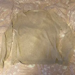 Säljer denna sjukt snygga ”tröja” som man kan t.ex sätta över ett linne, eftersom den är lite genomskinlig. Man kan ha den hur man vill dock😁jag säljer den eftersom jag inte fått andvändning av den.❤️💕💗(köparen står för frakten)