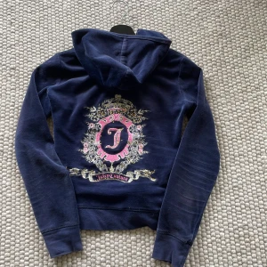 Juicy cotour kofta - Älskar dessa juicy koftor men tyvärr så är den här för lite förliten så låter den gå vidare. Står S men skulle väl säga att den ligger mellan S och XS.