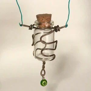 Burk hänge - Burk hänge🌱 Handgjord! perfekt om man samlar små grejer eller vill bära med sig stenar eller kristaller🦋 Också perfekt till en spelljar🌙 Ca 8cm💗