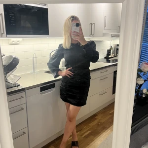 Satin klänning - Satin klänning från Vero Moda, urgullig och prislappen kvar🤎🤎