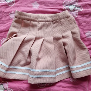 Gullig kjol - Supersöt kjol i schoolgirl-modell. Tjockare material vilket gör att den håller formen väldigt fint❤️flitigt använd men inga tydliga defekter annat än lite repor (se bild tre) Storlek S i kort modell, slutar precis under rumpan på mig (162 cm)🌸