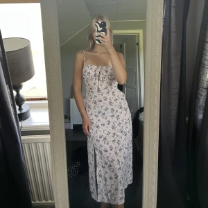 Blommig klänning - Supergullig blommig klänning med slits. 150 kr + frakt 