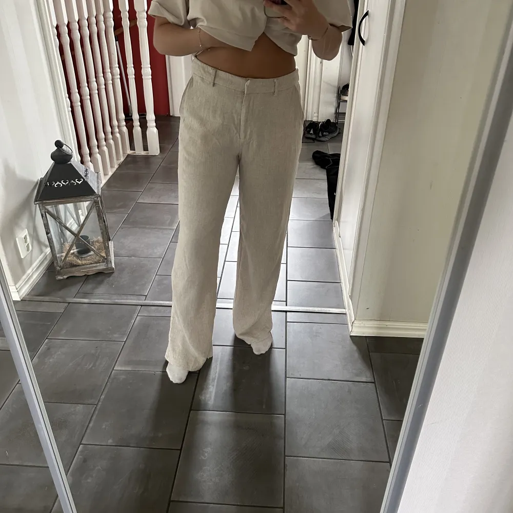 Loose linen pants från nelly Använda två gånger och tvättade en gång Modellen är 160cm lång. Jeans & Byxor.