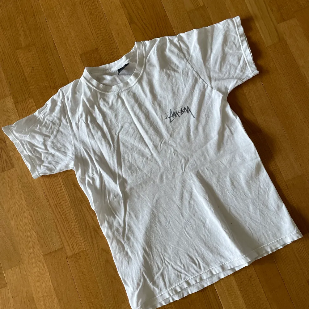 Säljer nu denna sköna Stussy T-Shirten som har fått en vintage look💫. Den är i ett ”fint” skick men tyvärr något mindre hål, men det syns knappt. Hör av dig vid fler frågor!. T-shirts.