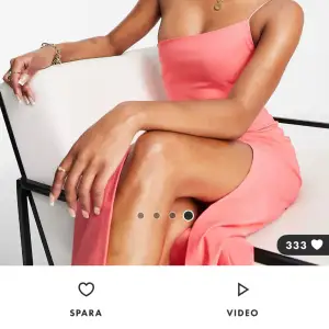 Säljer denna klänning använd en gång från asos, storlek 34 och petite. Den är med coral rosa i verkligheten och såå snygg🌸