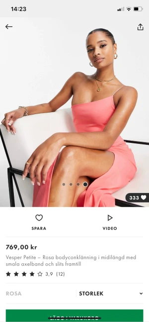 Klänning - Säljer denna klänning använd en gång från asos, storlek 34 och petite. Den är med coral rosa i verkligheten och såå snygg🌸