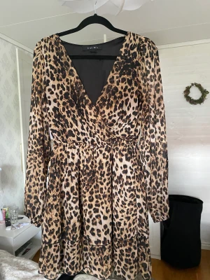 Klänning  - Superfin klänning som tyvärr inte kommer till användning. Storlek S. Skriv gärna vid fler frågorr💗💗