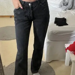 Svarta straight leg jeans från Asos, storlek 26/32. Sitter perfekt i midjan & liknar Zaras jeans🤩
